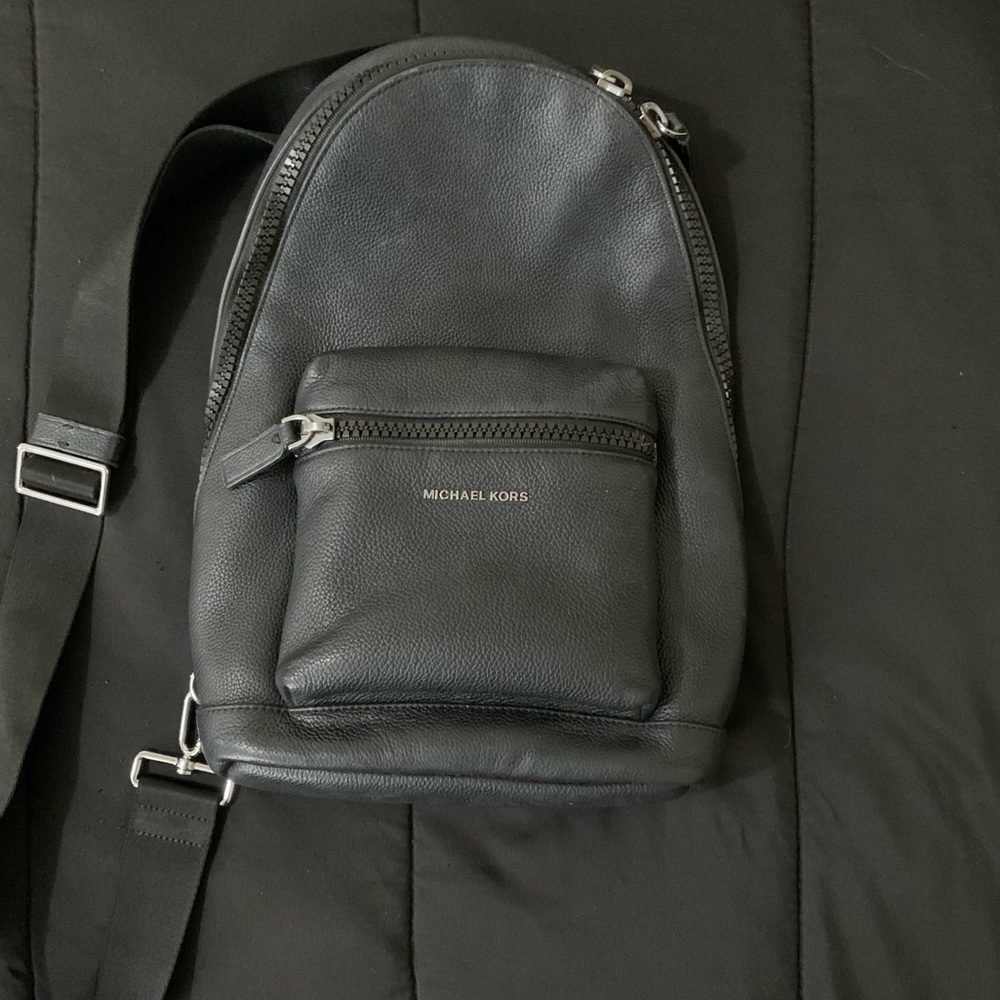 Michael Kors Mens sling pack